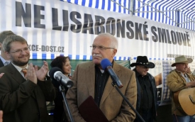 Václav Klaus na demonstraci proti Lisabonu.