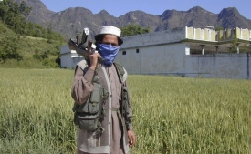Bojovník Talibanu v provincii Bunír.