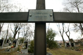Památník obětí odsunu v Lomu u Mostu.