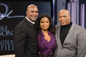 Tyson (vpravo) se s Holyfieldem usmířil v televizní show.