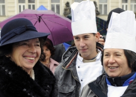 Mezi kuchaře zavítala také manželka prezidenta Livia Klausová.