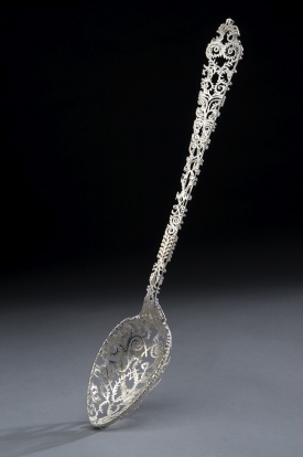 Stříbrná lžíce od designéra Wiebkeho Meurera.