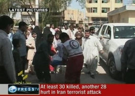Záchranáři vezou raněné do nemocnice. Záběry íránské Press TV.