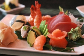 Výběr nigiri sushi a sashimi set.