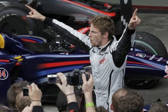 Jenson Button se raduje ze svého triumfu.