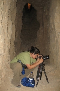 Katarin Parizeková při dokumentaci jedné z hrobek.