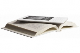 Kindle: menší než klasická kniha, ale vejdou se do ní tisíce titulů.