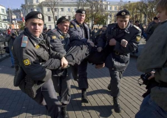 Policie zasahuje v Moskvě proti kritikům výsledků místních voleb.