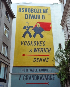 Obnovení Voskovec a Werich na fasádě domu V Jámě.