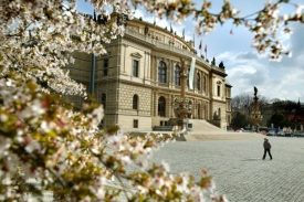 Galerie Rudolfinum má ode dneška jaro i na podzim.