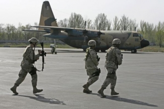 V zemi jsou základny USA i Ruska. Na snímku Manas a američtí vojáci.
