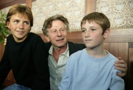 Polanski na premiéře filmu Oliver Twist s hlavními představiteli.