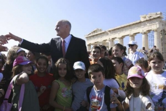 Řecký premiér Papandreu s dětmi. Za vše vždy můžou minulé vlády.