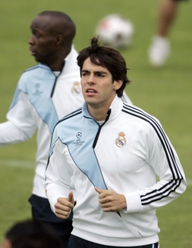 Brazilský fotbalista Kaká nastoupí s Realem Madrid proti AC Milán.