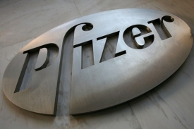 Farmaceutický gigant Pfizer zvýšil zisk navzdory poklesu tržeb.