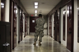 Strážce mezi celami na Guantánamu.