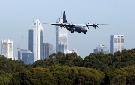 Letadlo C-130 Hercules s australskými padlými v Afghánistánu.