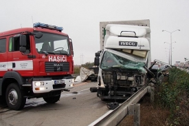 Nehoda zablokovala dálnici D1 v obou směrech. Nehoda zablokovala dálnici D1 v obou směrech.