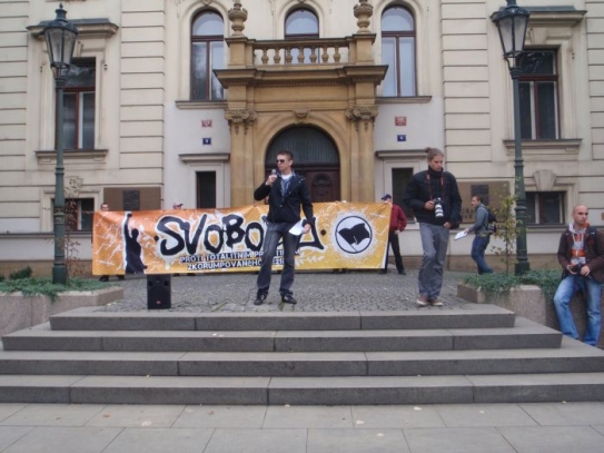 V sobotu 10. října se extremisté sešli před Úřadem vlády. V sobotu 10. října se extremisté sešli před Úřadem vlády.