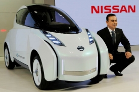 Šéf Nissanu Carlos Ghosn představuje v Tokiu model Glider.