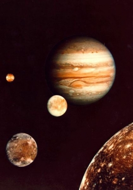 Jupiter a jeho čtyři hlavní měsíce Io, Europa, Ganymed a Kallisto.
