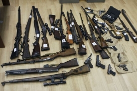 Pětice mužů měla velké množství nelegálně držených zbraní.