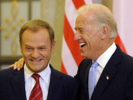 Tusk a Biden. Diplomatické úsměvy.