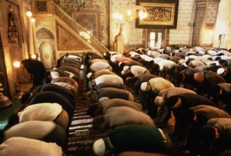 Muslimové v mešitě v Sarajevu.