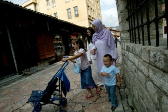 Muslimka s dětmi v Sarajevu.