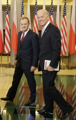 Biden má za sebou návštěvu Polska, k nám dorazí z Rumunska.