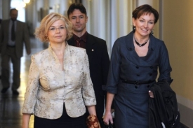 Daniela Kovářová (vlevo) přichází na zasedání vlády.