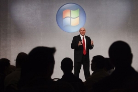 Kontroverzní šéf Microsoftu Steve Ballmer představuje Windows 7.
