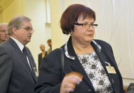 Marie Benešová přichází k soudu s advokátem.