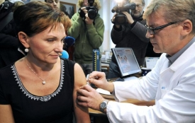 Ministryně Jurásková se nechala naočkovat proti prasečí chřipce.