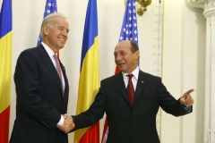 Biden s rumunským prezidentem Baseskem.