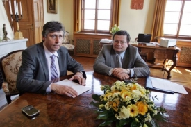 Alexandr Vondra na jednání s premiérem.