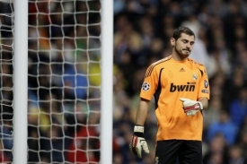 Iker Casillas po jedné ze svých hrubek proti AC Milán.
