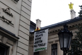 Greenpeace se bez problémů dostali na střechu Strakovy akademie.