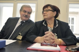 Marie Benešová s advokátem Petrem Hálou u Ústavního soudu.