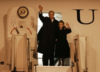 Joe Biden vystupuje z Air Force 2.