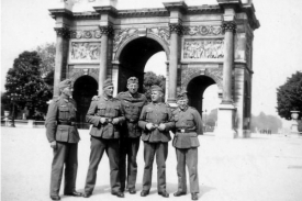 Vojáci Wehrmachtu v okupované Paříži v roce 1940.