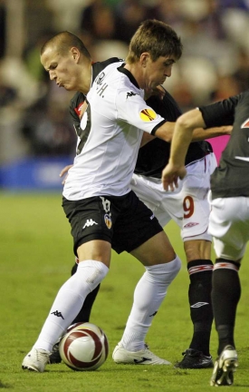 Adam Hloušek při souboji o míč v zápase s Valencií.