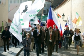 Příznivci Klause, v čele s Petrem Machem, na pochodu proti smlouvě.
