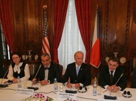 Americký viceprezident při setkání s českými politiky.