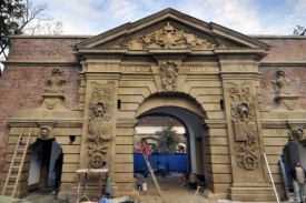 Terezská brána v centru města se dočkala úprav.