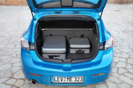 Kufr mazdy 3 svým objemem 340 litrů zapadá do průměru nižší střední třídy.
