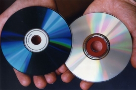 Jeden z největších distributorů CD a DVD nosičů má potíže.