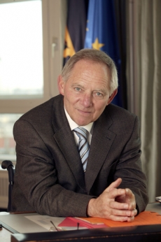 Zkušený ministr Wolfgang Schäuble se přesouvá z vnitra na finance.
