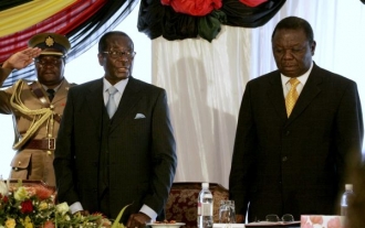 Prezident Mugabe (L) a premiér Tsvangirai se nedohodnou.
