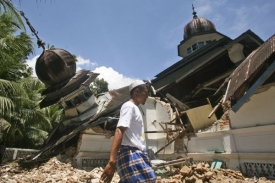 Silné otřesy se v Indonésii objevily už v pátek.